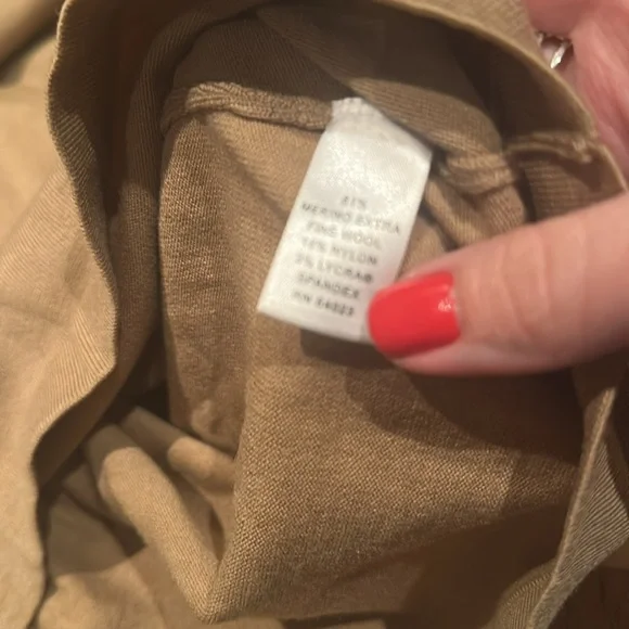 Banana Republic envelope neck camel merino wool sweater. Size M. - Picture 4 of 5